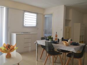 Appartement Climatisé avec Loggia et Parking Proche Port - Fréjus - FR-1-226A-181