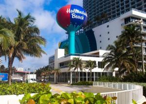 Walk to the beach, Studio, Pool AND FREE Parking