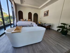 Phòng Suite có bồn tắm nước nóng (Suite with Hot Tub)