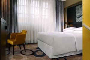 Classic, Guest room, 1 Queen, Stairway room in Sheraton Hannover Pelikan Hotel