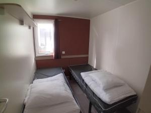 2-bedroom mobile home sleeps 4