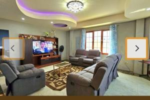 Samuel's Place - Central, Modern, 3 Br, 3Ba, Gated