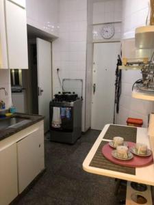 Lindo quarto com cama de casal em Copacabana