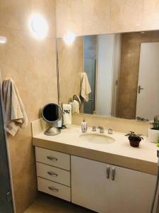 Lindo quarto com cama de casal em Copacabana