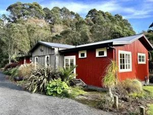 Oakura Pond Cottage - A unique kiwi holiday Bach - 哈韦拉