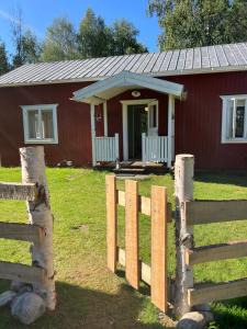 Arctic Hearts - Kleines Schwedenhaus im Wald am See