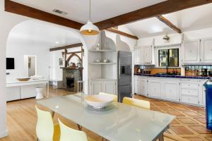 Hollywood Hills Walk to Universal City Views