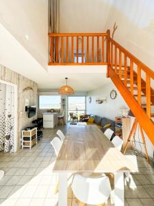 Maisons de vacances JACUZZI professionel Les pieds dans l'eau plage a 50 m : photos des chambres