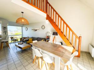 JACUZZI professionel Les pieds dans leau plage à 50 m