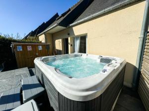 JACUZZI professionel Les pieds dans leau plage à 50 m