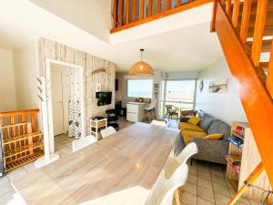 JACUZZI professionel Les pieds dans leau plage à 50 m