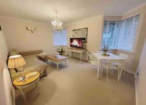 Immaculate City Centre Apartment with Free Parking - Ground Floor