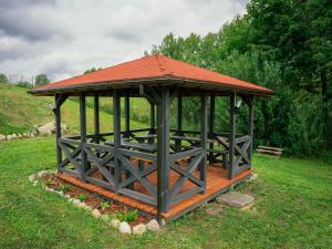 Domek na Mazurach nad stawem