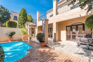 Urban Oasis Studio with balcony in Fourways