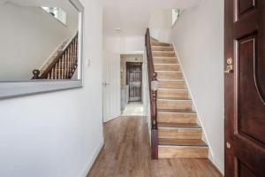 Lovely 4 Bedrooms House Near Romford Station With Parking