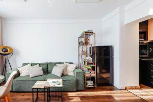 Oradea City Center Apartment Near Aquapark with Jacuzzi & Parking