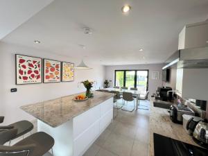 Luxury Family Home in Central Windsor with Large Garden, Games Room, Office, Parking & Pet-Friendly