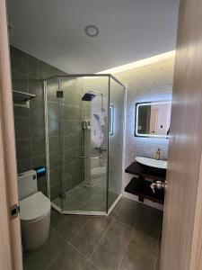 Phòng Deluxe Giường Đôi Có Vòi Sen (Deluxe Double Room with Shower)