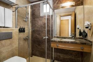 Executive Queen Suite with Sea View room in Casa De Playa Hotel