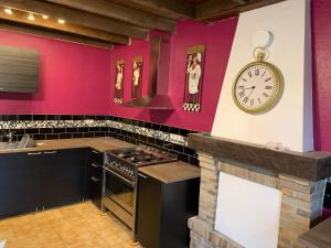 Maisons de vacances Renovated French Country Bungalow for Two - A Home for Your Next Holiday : photos des chambres