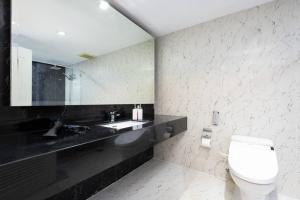 state tower condo Riverview High Floor Hangover