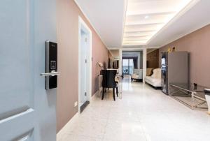 state tower condo Riverview High Floor Hangover