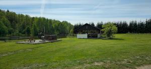 Ruda Rzeczka - domek letniskowy nad stawem z balią i wiatą