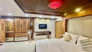 Willo stays The Metro Landsend Beach Resorts