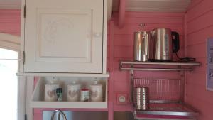 B&B / Chambres d'hotes Roulottes O Bois D-mon Coeur : Caravane 