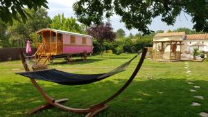 B&B / Chambres d'hotes Roulottes O Bois D-mon Coeur : photos des chambres