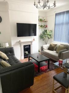 Leeds Super Spacious, 4 Bedroom property City Centre