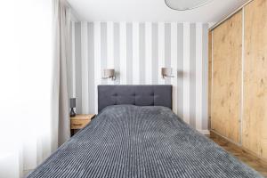 Fajny apartament z parkingiem, obok metra.