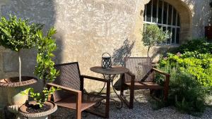 B&B / Chambres d'hotes Le 52 en Provence - Chambres ou Suite en B&B dans Authentique Mas de Village avec Piscine au pied du Luberon : photos des chambres