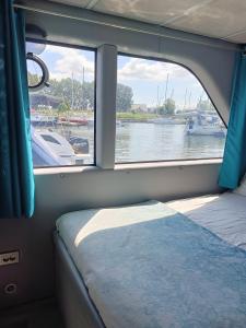Sunrise Houseboat