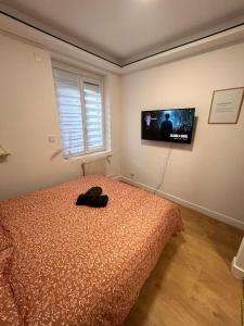 La terrasse abritée et son spa