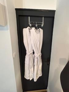 La terrasse abritée et son spa