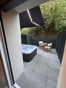 La terrasse abritée et son spa