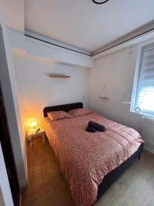 La terrasse abritée et son spa