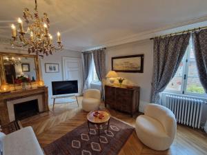 B&B / Chambres d'hotes DOMAINE DES FRANCHISES - Beaujolais Village - Charme et authenticite au coeur des Pierres dorees : photos des chambres