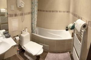 The snug apartment near the brimming mountains