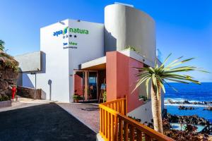 Rotunda das Piscinas, n⁰ 3, Vila do Porto Moniz, 9270-095 Porto Moniz, Madeira, Portugal.