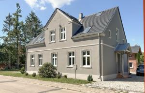 Landhaus hinter`m See Ferienwohnung Landliebe luxuriöser Wintergarten Kachelöfen