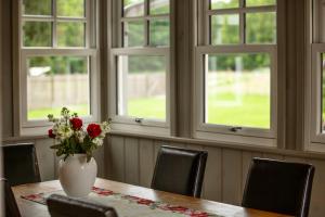 Landhaus hinter`m See Ferienwohnung Landliebe luxuriöser Wintergarten Kachelöfen