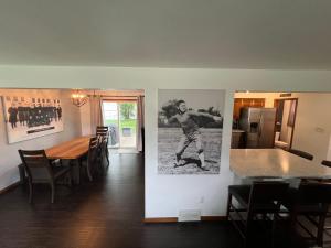 Curlys Quarters (4 Bedroom Home) w Lambeau view