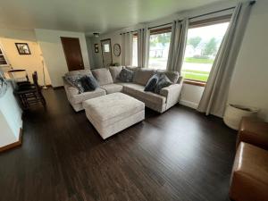 Curlys Quarters (4 Bedroom Home) w Lambeau view