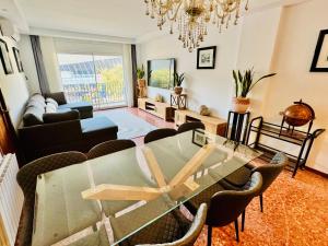 Newly renovated apartment, 6 mins to the beach