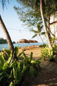 Blue Waves Surf House - Beach Hotel