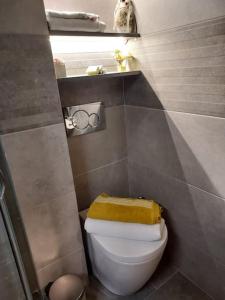 Sunny studio near metro