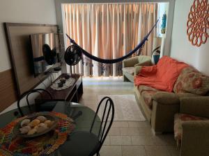 Apartamento Praia das Astúrias, 2 minutos de caminhada para praia, piscina, garagem demarcada, cama Queen