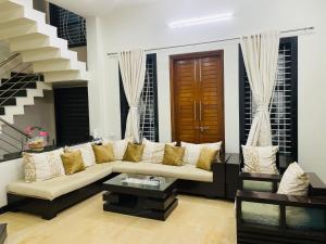 Private & Elegant 3BHK villa, Hillside Hideaway, 10 mins from MH Bus Stand